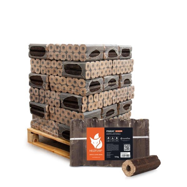 Eine Palette Heizfuxx Pinikay Octagon Holzbriketts mit zentraler Öffnung, zehn Kilogramm Paket im Vordergrund, Holzpalettenstapel