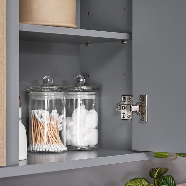 Badezimmerschrank mit Wattestäbchen und Wattepads in Gläsern