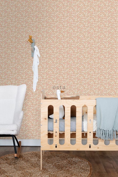 Kinderzimmer mit floraler Tapete, Holzwiege und Schaukelstuhl