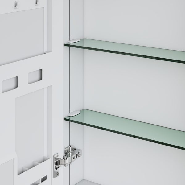 Innenansicht eines weißen Badezimmerschranks mit Glaseinlegeböden, Metallscharnier und Tür-Organizer.