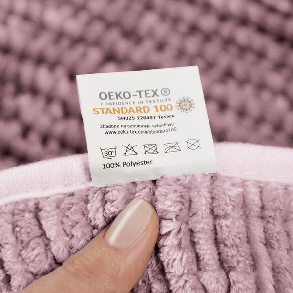 Textilkennzeichnung mit Öko-Tex Standard 100 Siegel und Pflegehinweisen: waschbar bei 30 Grad, nicht bleichen, nicht bügeln, keine chemische Reinigung, nicht im Trockner trocknen, Material: 100 Prozent Polyester