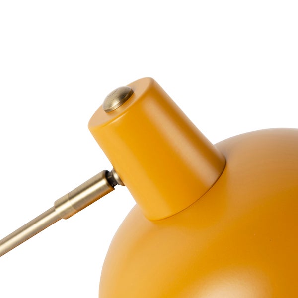 Detailaufnahme einer gelben Schreibtischlampe mit verstellbarem Arm