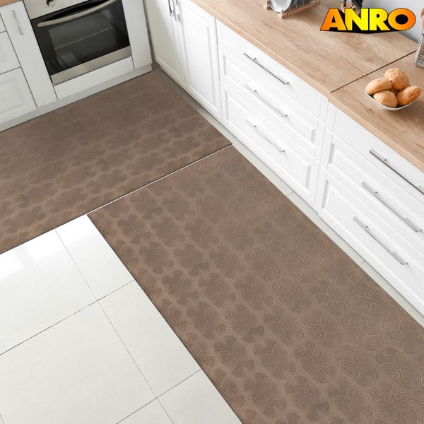 Szene einer Küche mit zwei braunen Küchenläufern mit kreisförmigem Muster.