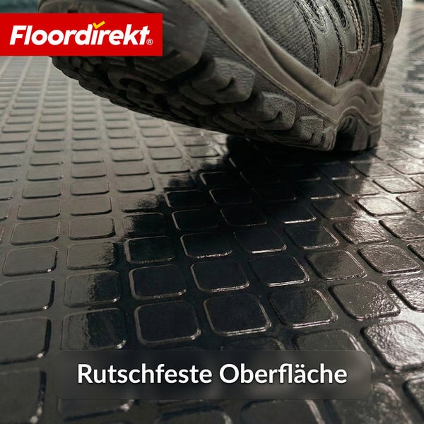 Schuh auf Bodenmatte mit rutschfester Oberfläche