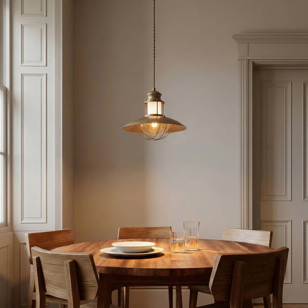 Esszimmer mit Esstisch und einer Hängeleuchte im Vintage-Stil