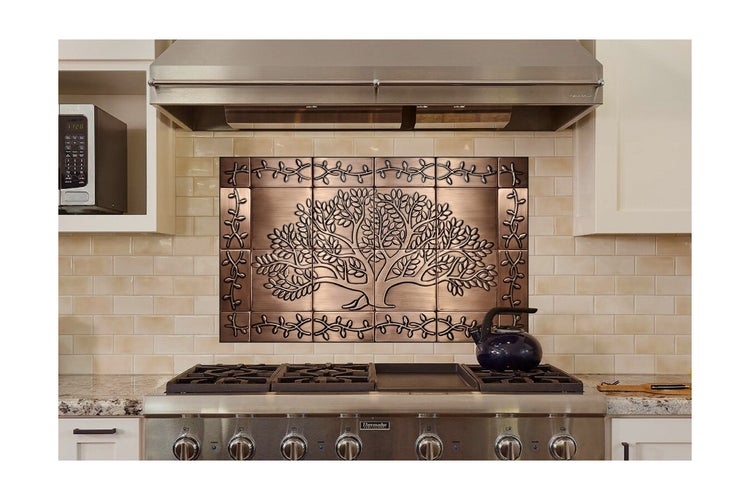 Wandpaneel mit Baumdesign über einem Herd in einer Küche