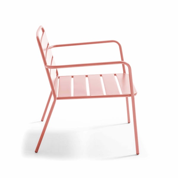 Rosafarbener Gartenstuhl aus Metall mit Armlehnen und Latten an Sitzfläche und Rückenlehne.