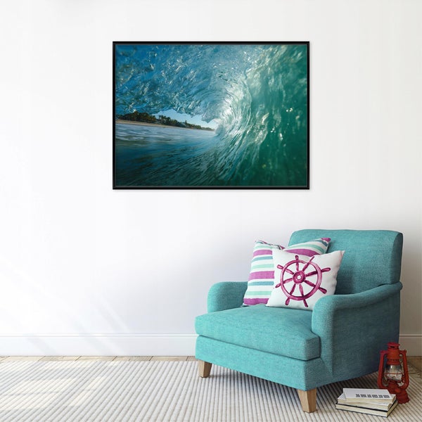 Wohnzimmerdekoration mit gerahmtem Wellenbild und Sessel