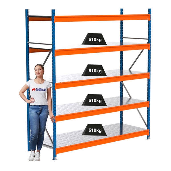Lagerregal mit vier Ebenen, jeweils belastbar bis 610 kg, und einer stehenden Person.