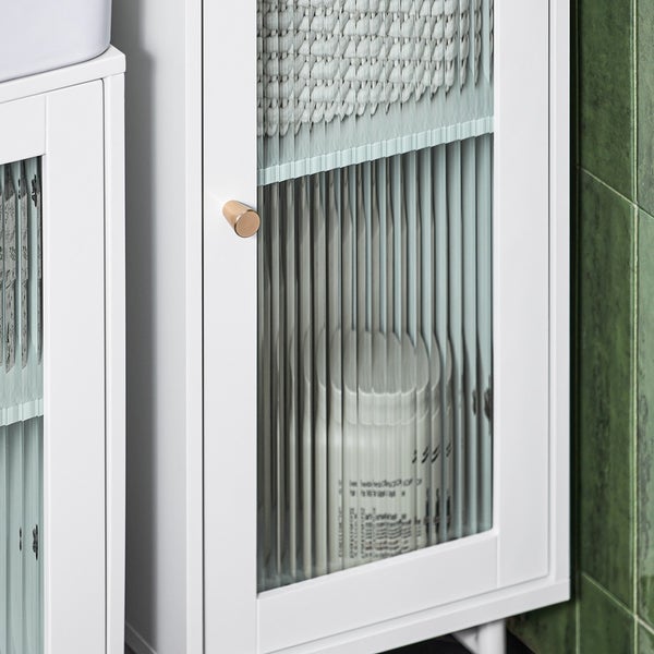 Detailaufnahme eines weißen Badezimmerschranks mit gerippter Glastür und goldenem Griff