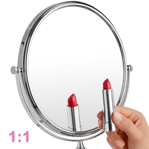 Runder Kosmetikspiegel mit Hand, die einen Lippenstift hält