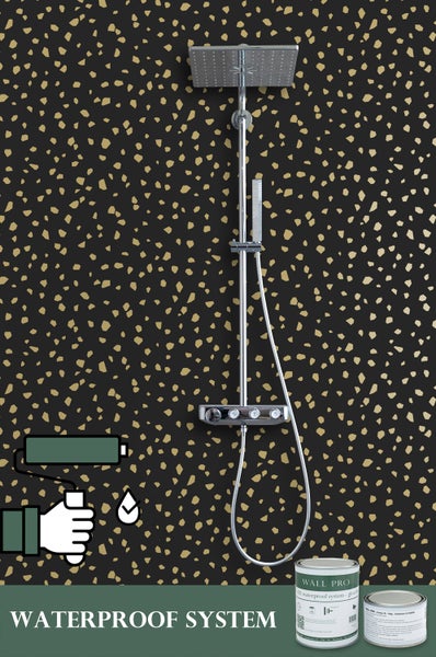 Duschsystem vor einer Wand mit Muster und Behältern mit wasserdichtem System