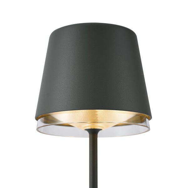 Konischer Lampenschirm aus dunklem Metall und Glas mit goldfarbener Innenseite und warmem Licht.