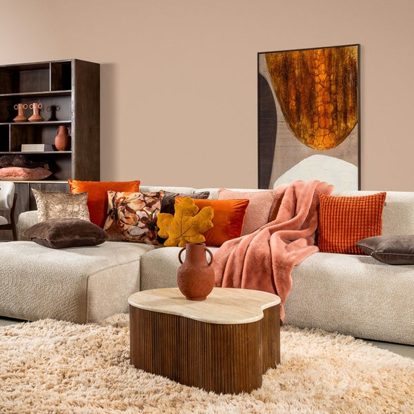 Modernes Wohnzimmer mit hellem Bouclé-Sofa, Couchtisch aus Holz mit Steinplatte, flauschigem Teppich und dekorativen Kissen.
