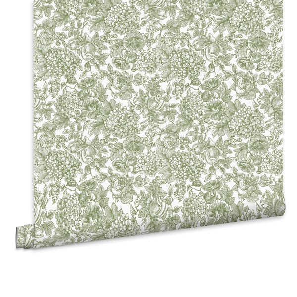 Tapete mit einem dichten, floralen Muster aus gezeichneten Blumen und Blättern in einer klassischen Optik.