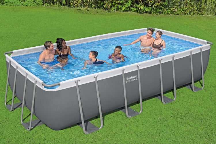 Bestway Steel Pro MAX rechteckiger Aufstellpool mit grauem Stahlrahmen auf einer Rasenfläche mit einer schwimmenden Familie im Garten.