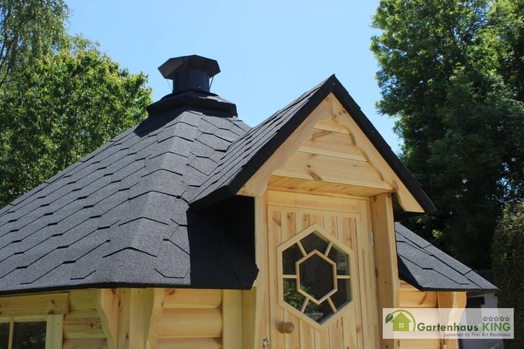 Detailansicht eines Holzgartengrills mit Dach und Tür