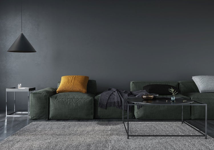 Wohnzimmer mit Sofa, Teppich und Lampe