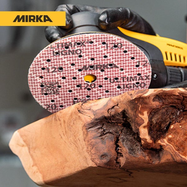 Mirka Ultimax Ligno Schleifscheibe mit Körnung 120 für Exzenterschleifer auf einem Holzstück, Mirka Logo