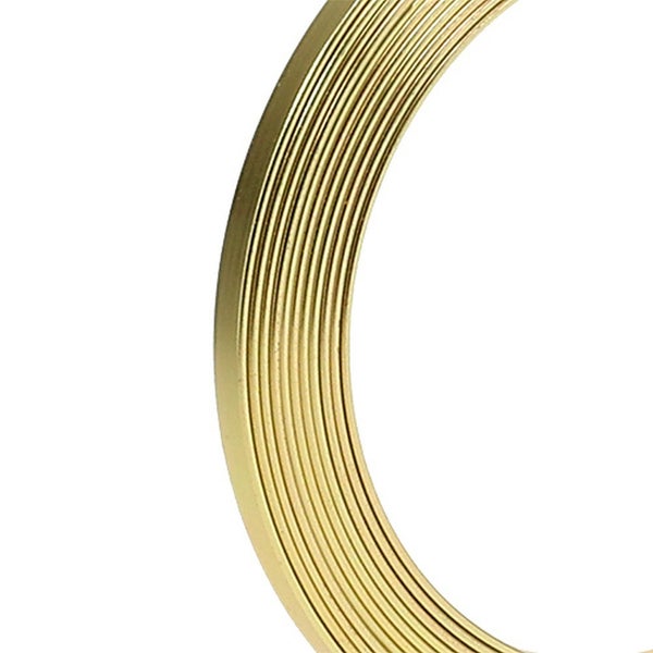 Detail eines runden, gerillten Metallrahmens mit einer Oberfläche in Messing-Optik.
