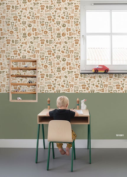 Kinderzimmer mit Schreibtisch, Stuhl, Regal und Tapete mit Sportmotiven