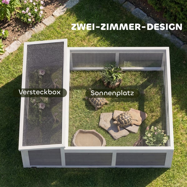 Schildkrötengehege mit zwei Bereichen, Versteckbox und Sonnenplatz auf Rasen im Garten mit zwei Schildkröten.