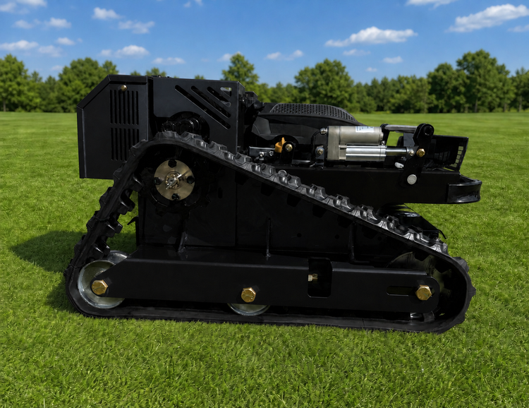 Schwarzes Raupenfahrwerk eines Mähroboters auf einer grünen Rasenfläche.