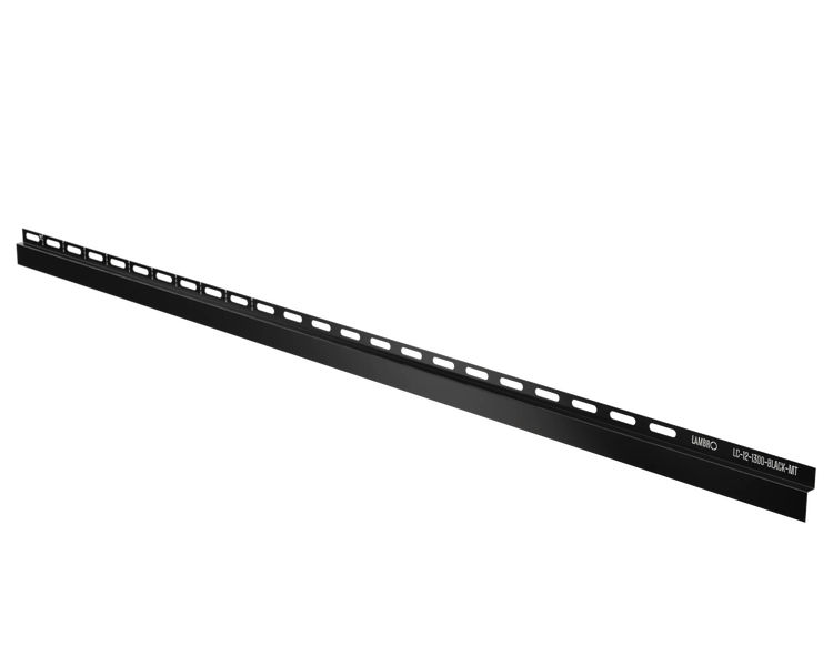 Schwarze Montageleiste aus Metall mit Schlitzen für Regalsysteme von Lambro.