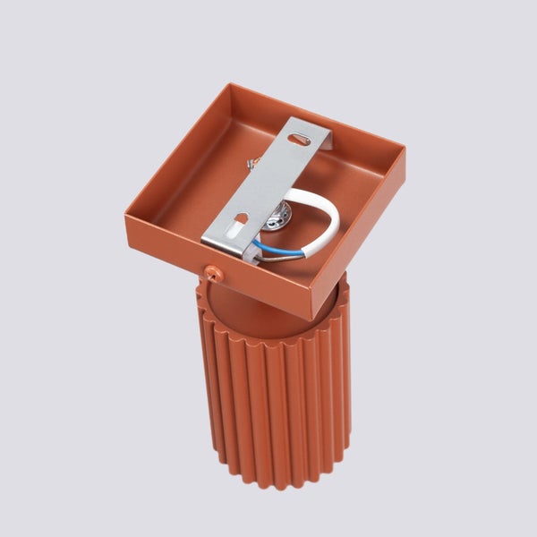 Deckenleuchte mit geriffelter, zylindrischer Lampenfassung