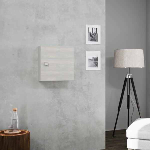 Quadratischer Hängeschrank in Holzoptik an grauer Wand im modern eingerichteten Wohnzimmer mit Stehlampe.