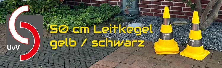 Mehrere gelbe Leitkegel mit schwarzen Streifen und Firmenlogo