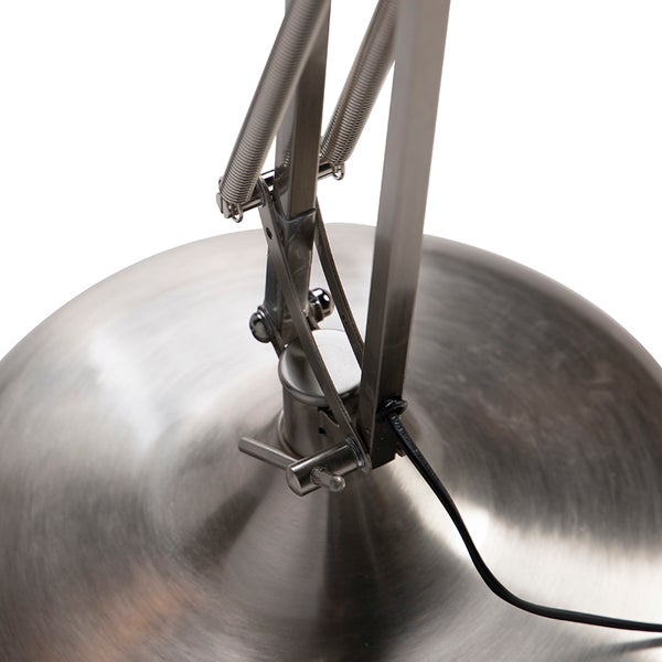 Detail einer Stehlampe mit Metallsockel und Schirm