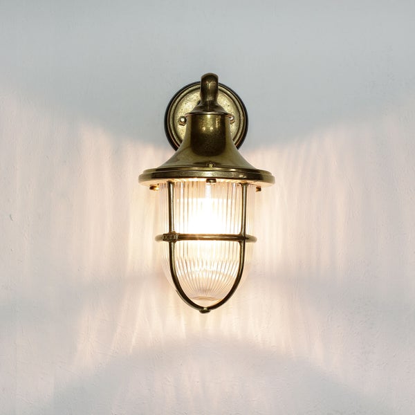 Wandleuchte mit Schutzkorb und geriffeltem Glas