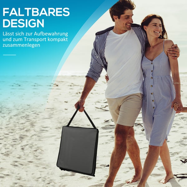 Paar am Strand mit einer faltbaren Tragetasche