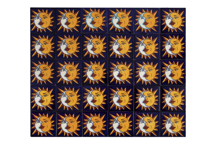 Badezimmer mit Waschbecken, Spiegelschrank und offenem Holzschrank mit Wäschekorb