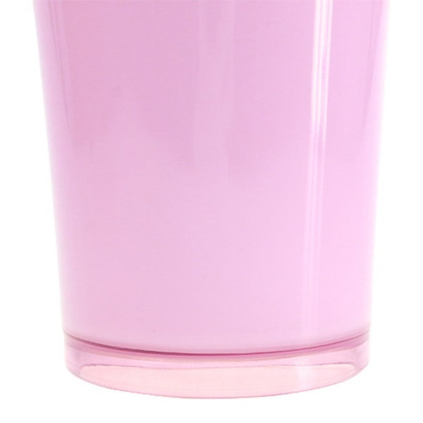 Detailaufnahme eines rosa Zahnputzbechers aus Kunststoff.