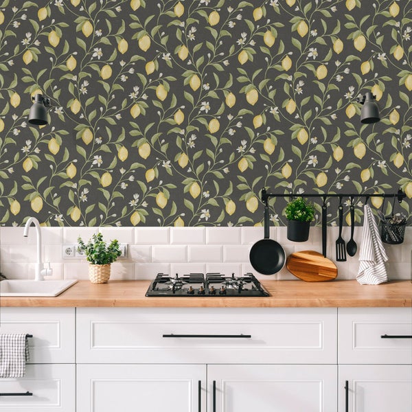 Küchenszene mit Zitronen-Tapete, Spüle, Herd und Küchenutensilien.