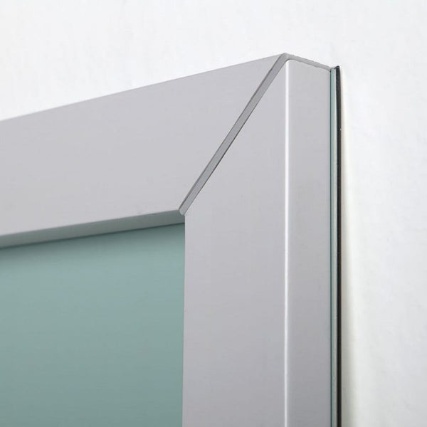 Nahaufnahme der Gehrungsecke eines Bilderrahmens aus Aluminium.