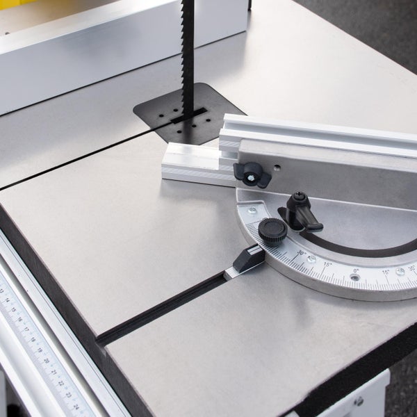 Detailansicht einer Bandsäge mit Werkstückanschlag und Winkelanschlag