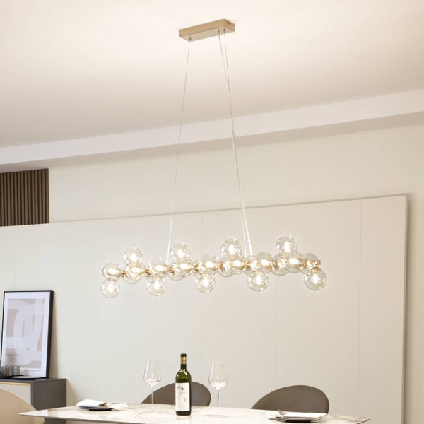 Moderne Pendelleuchte mit Glaskugeln über einem Esstisch