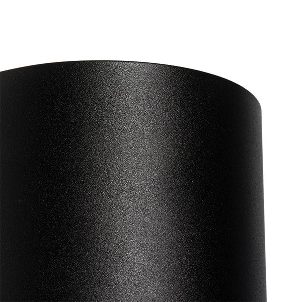 Detailansicht einer schwarzen Außenleuchte