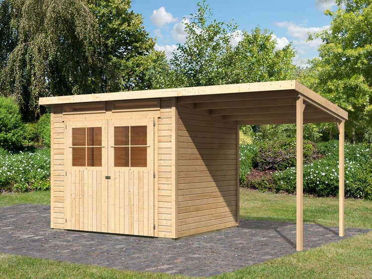 Gartenhaus aus Holz mit Doppeltür, Sprossenfenstern und seitlichem Anbaudach auf einer gepflasterten Fläche in einem hellen Garten.
