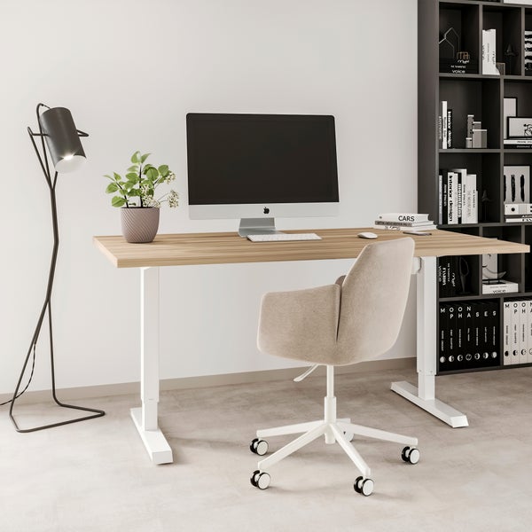 Modernes Heimbüro mit höhenverstellbarem Schreibtisch, Bürostuhl, Computer, Stehlampe und Bücherregal in einem organisierten Arbeitszimmer.
