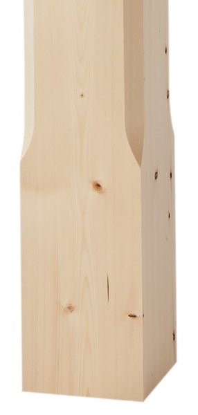 Detail eines Treppenpfostens aus hellem Holz mit dekorativer Fase und natürlichen Astlöchern.