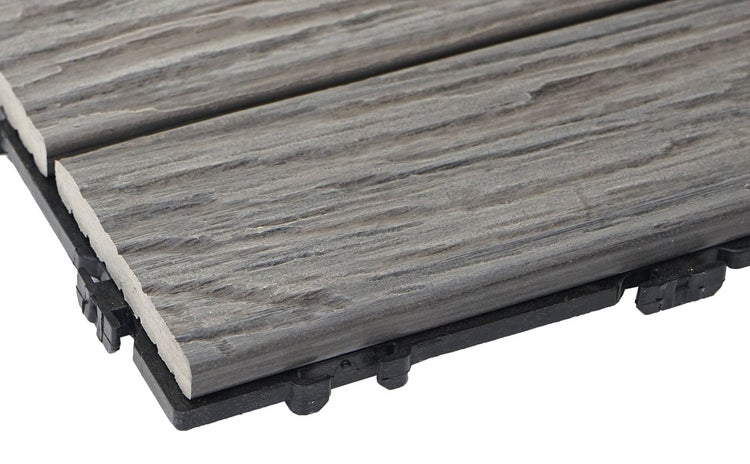 Terrassenfliese aus Holz-Kunststoff-Verbundwerkstoff mit Holzstruktur und Kunststoff-Klicksystem in der Detailansicht.