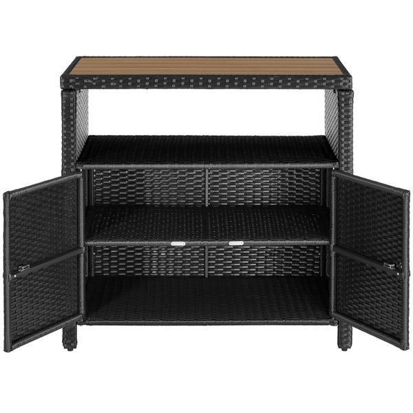 Gartenschrank aus Polyrattan mit zwei geöffneten Türen, mehreren Regalfächern und einer Tischplatte in Holzoptik.