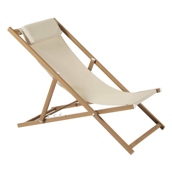 Klappbarer Liegestuhl aus Holz mit beigem Stoffbezug und Kopfkissen.