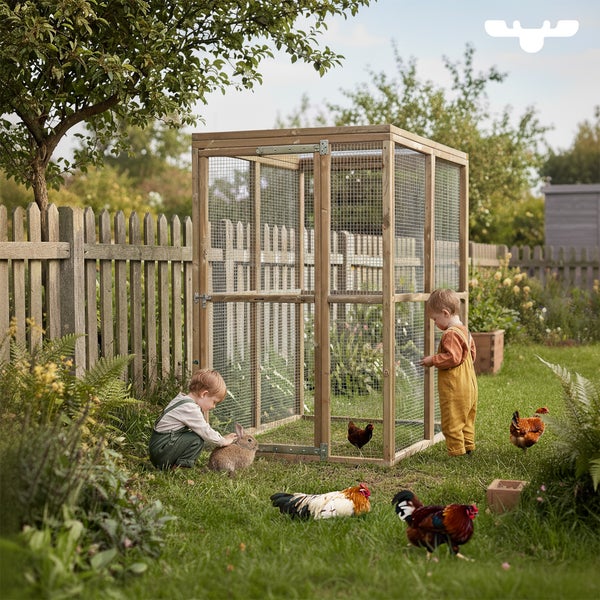 Holzgehege im Garten mit Hühnern und Kindern