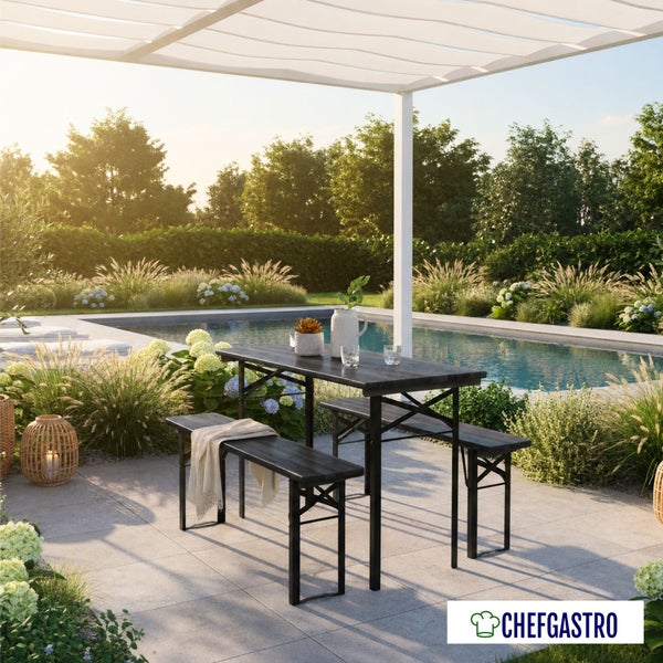 Bierbankgarnitur mit Tisch und zwei Bänken auf einer Terrasse am Pool unter einer Pergola neben dem ChefGastro Logo