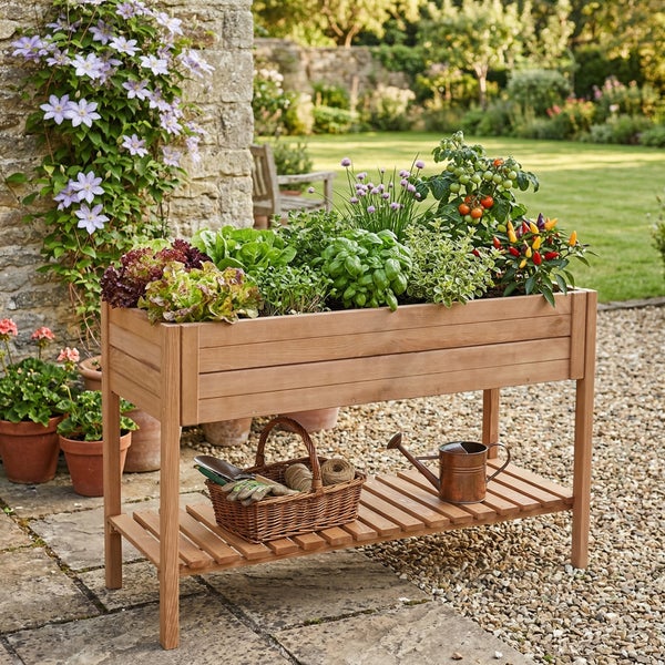 Rechteckiges Hochbeet aus Holz mit verschiedenen Kraeutern und Gemuesepflanzen sowie einer Ablageflaeche fuer Gartenwerkzeug im Aussenbereich.